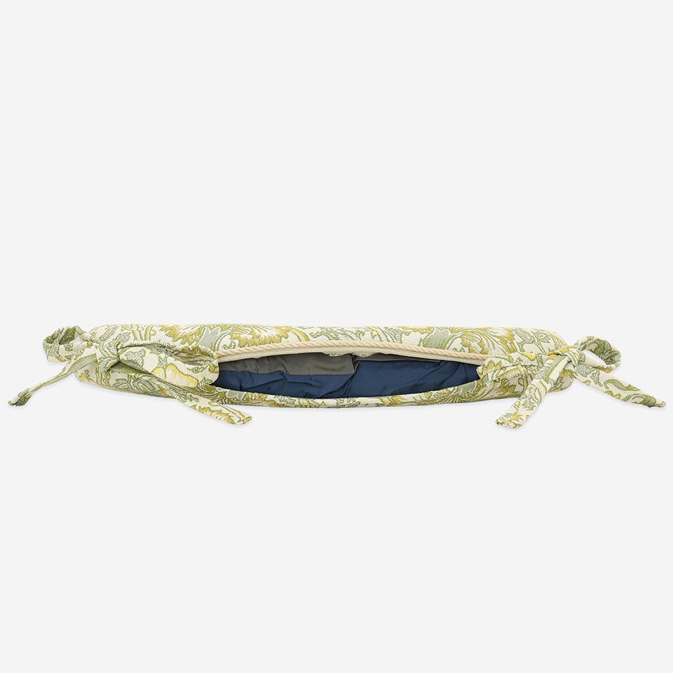 生地の色目に合わせたファスナー色を使用し、ファスナー部分に生地を片側から被せています