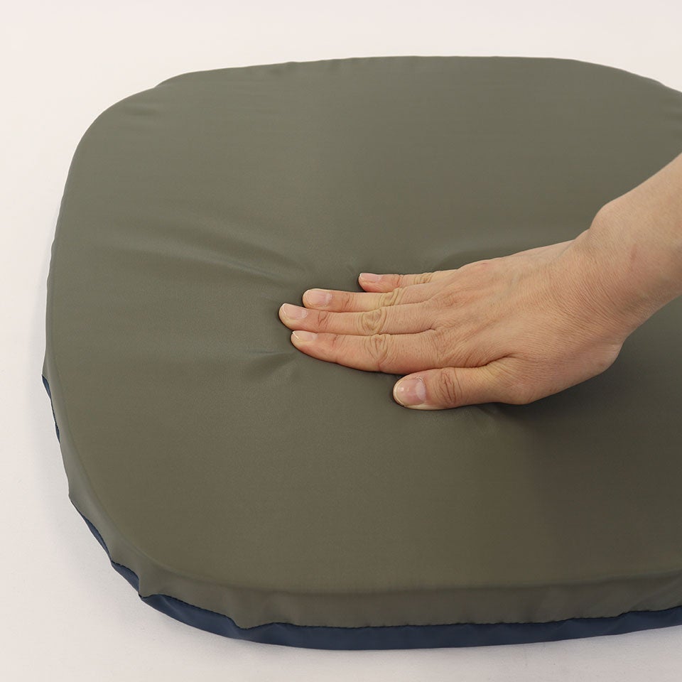 中材には高反発と低反発のウレタンを使用し、座り心地と体圧分散により体への負担を軽減する中材を使用しています