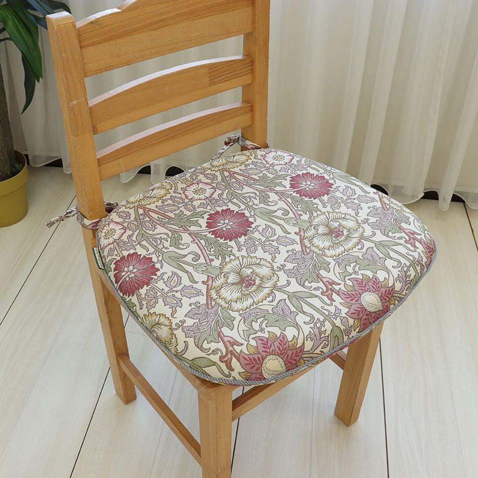 縫い付けの紐で椅子にしっかりと固定して使える便利なダイニングシートクッションです