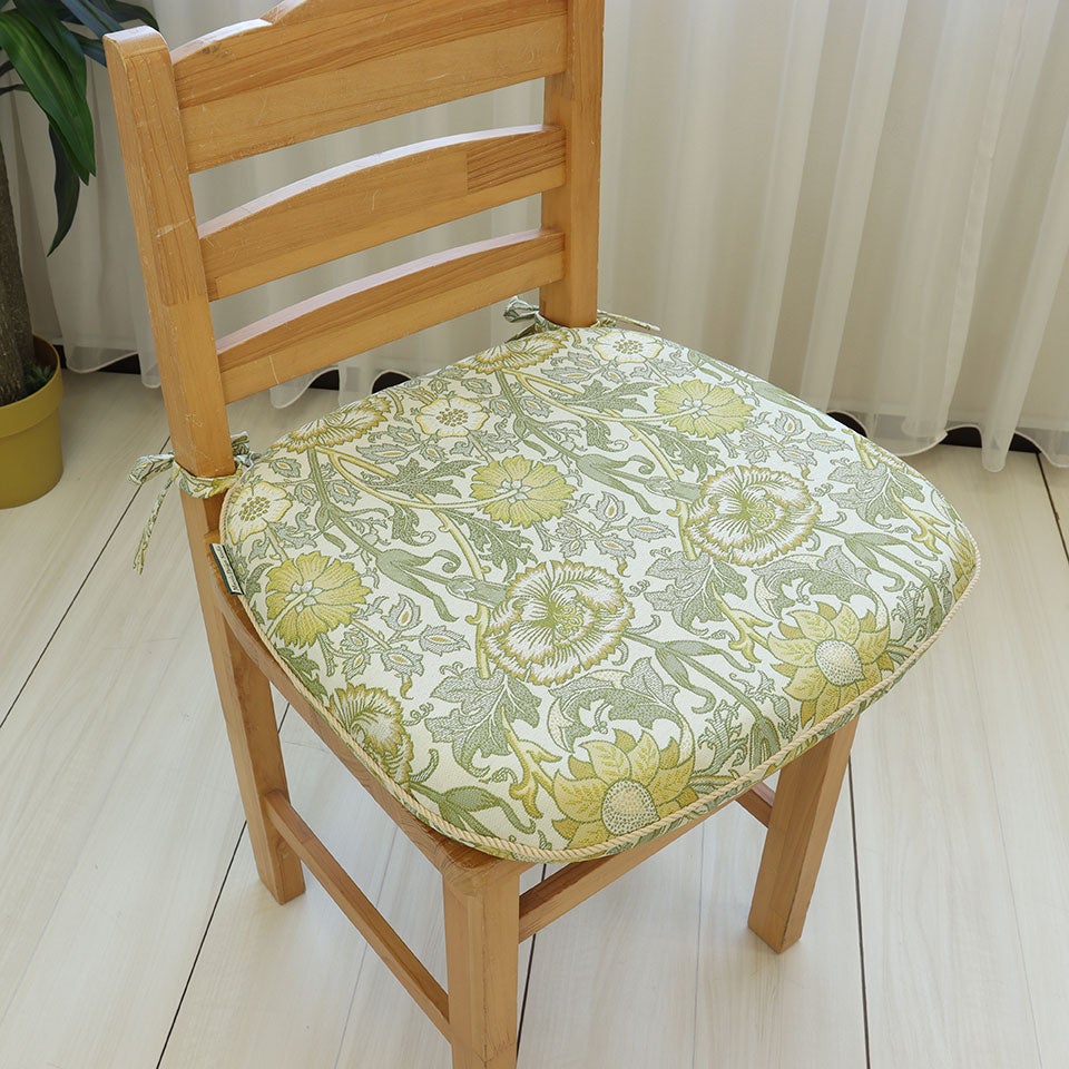 縫い付けの紐で椅子にしっかりと固定して使える便利なダイニングシートクッションです