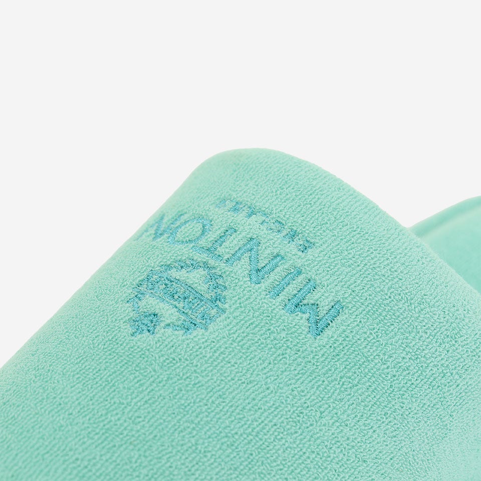 「MINTON」の刺繍がアクセントになっています