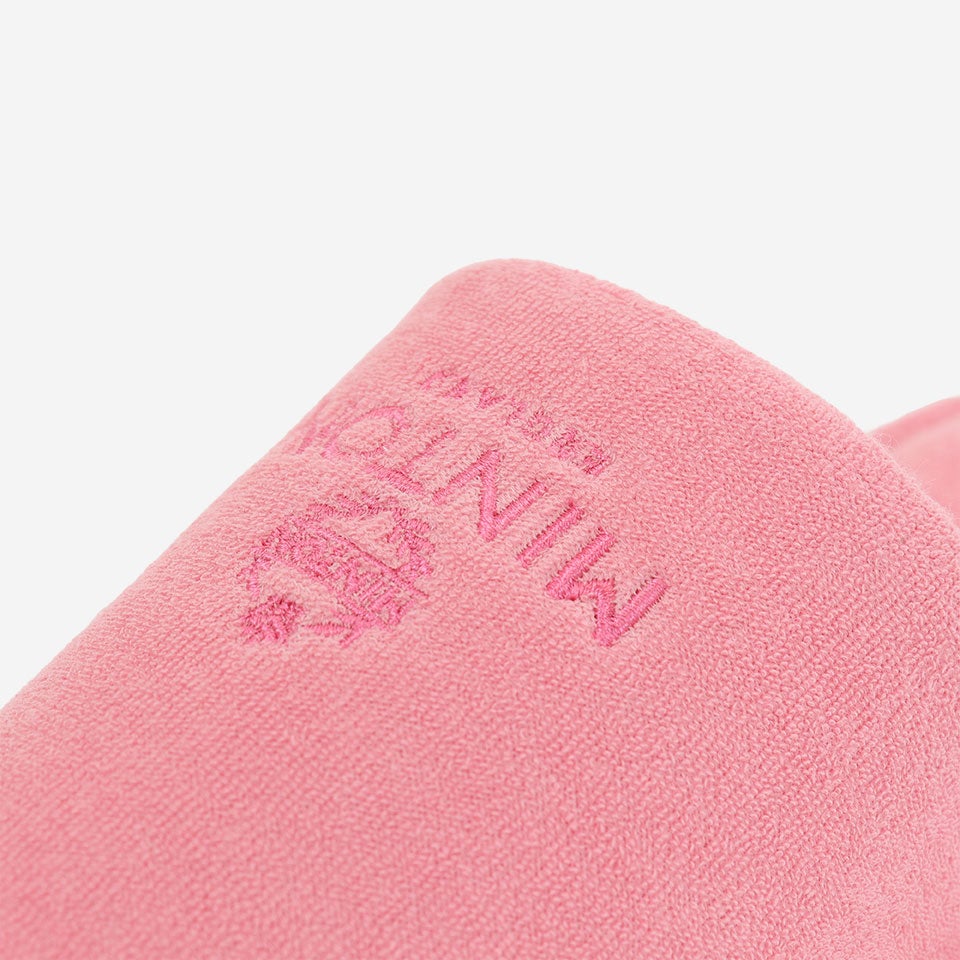 「MINTON」の刺繍がアクセントになっています