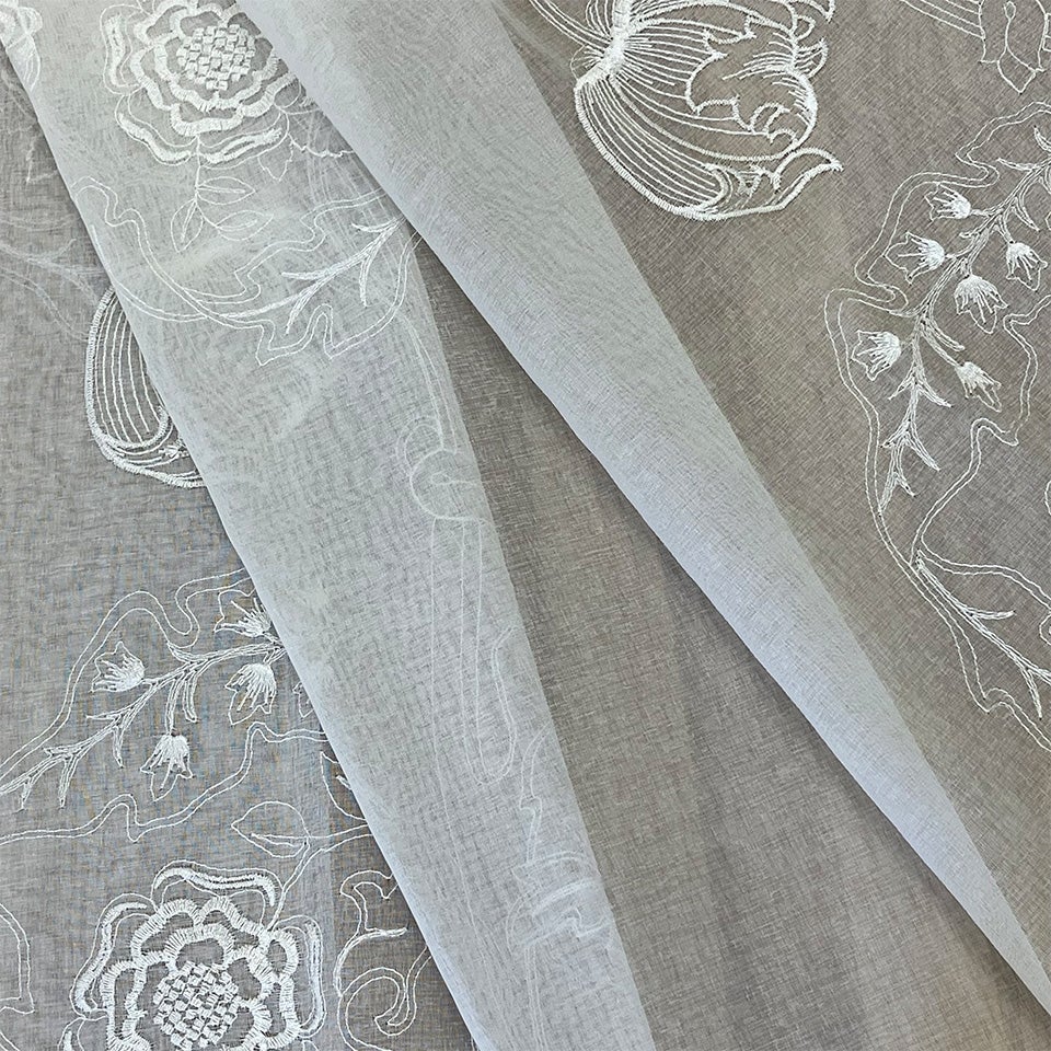 刺繍部分拡大画像／花の葉脈、デザイン化された文様細部などに細い刺繍糸で細部の表現に拘り作製しています