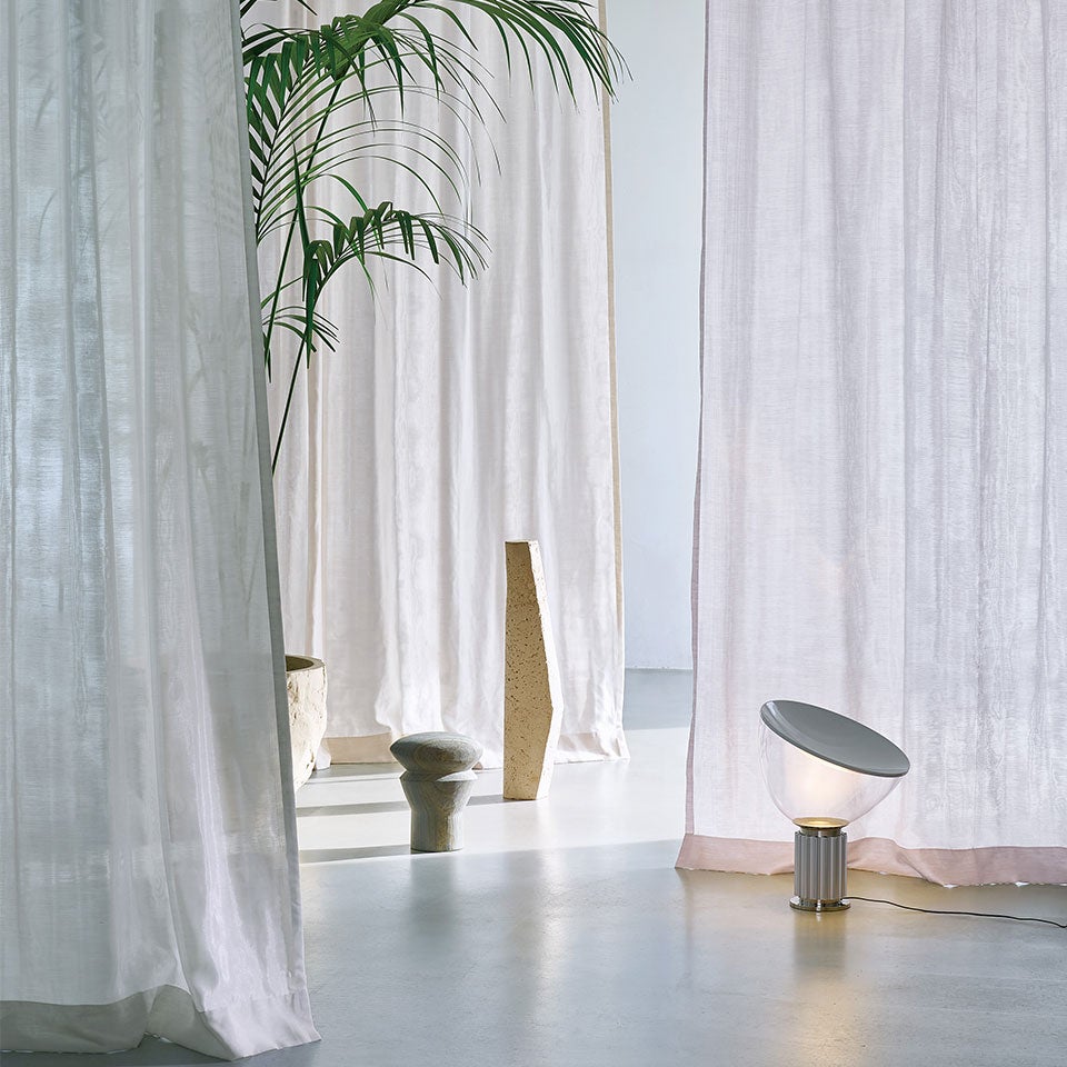 イメージ画像／画像左側のレースカーテンです／爽やかさと透明感を楽しみたい方におすすめの一枚です
