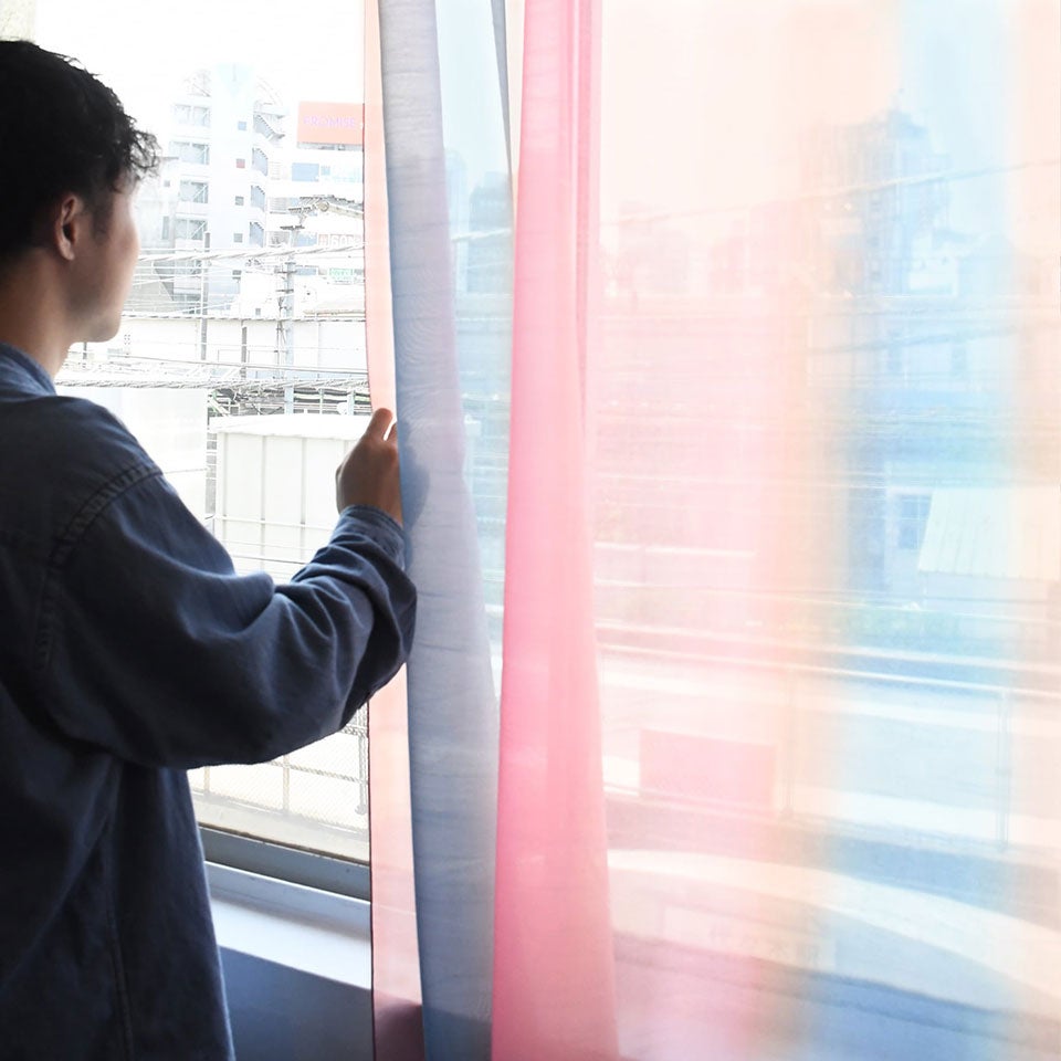 光を浴びると色がスーッと透けて透明感が出てさらに軽やかな雰囲気になります