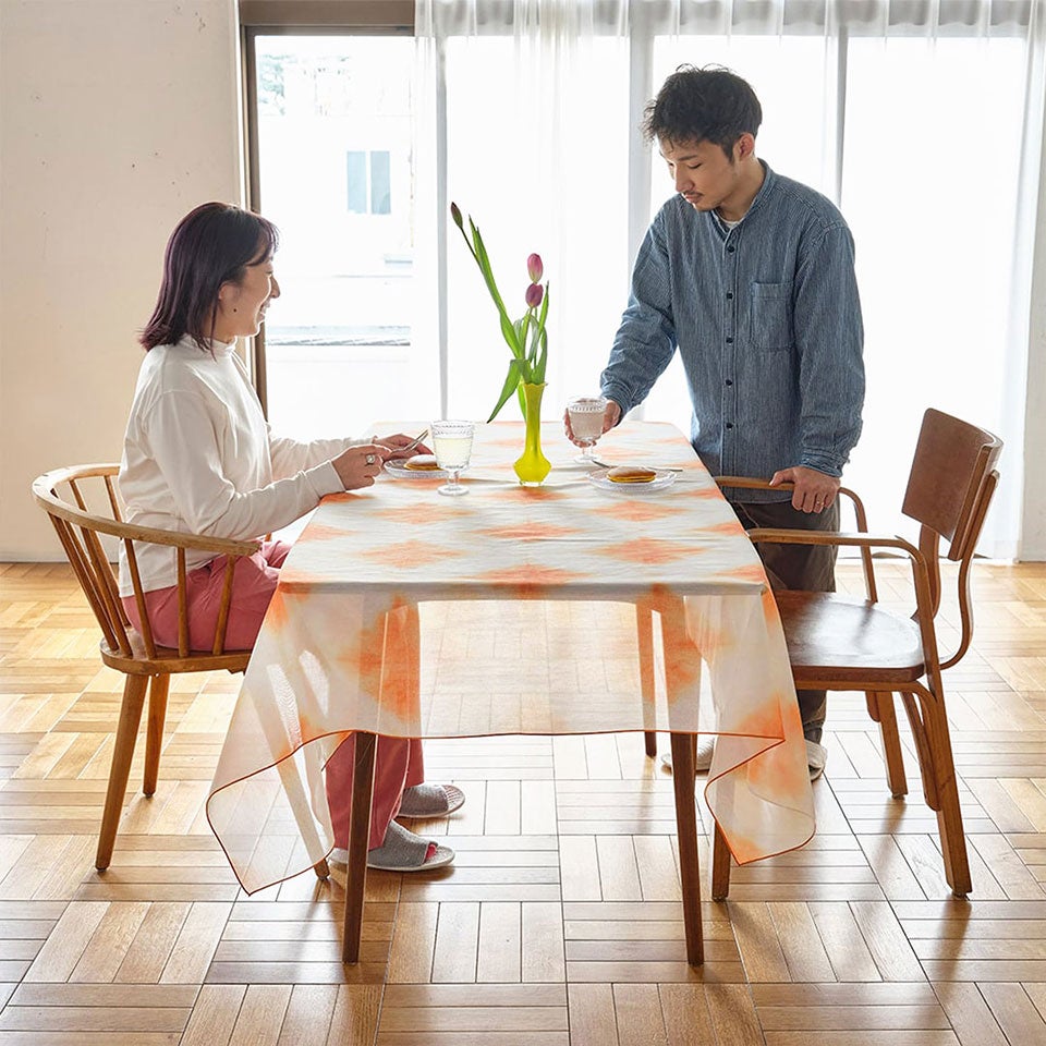 テーブルクロスでの使用もおすすめで、透け感のある生地なので従来のテーブルクロスよりも軽やかですっきりとした印象になります