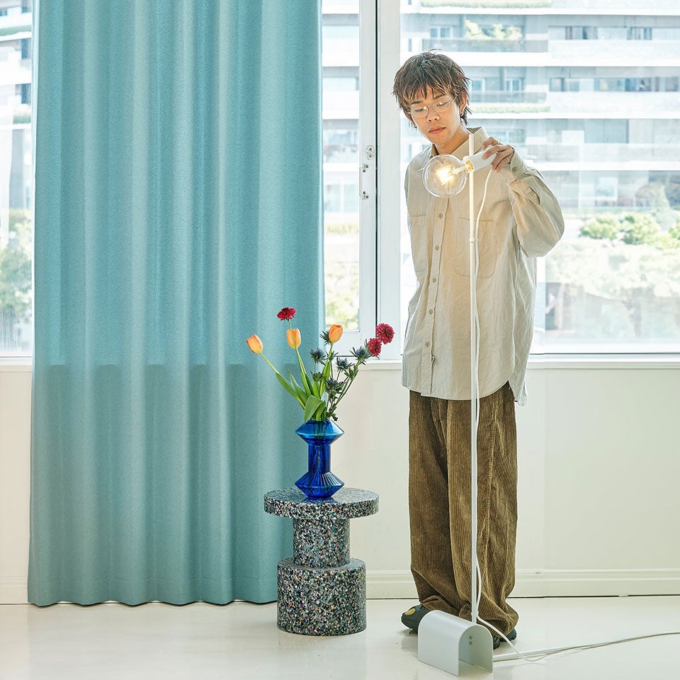 厚みのあるしっかりとしたファブリックで、カーテンに仕立てた際もヒダがゆったりと美しく生まれ、きれいな落ち感をお楽しみいただけます