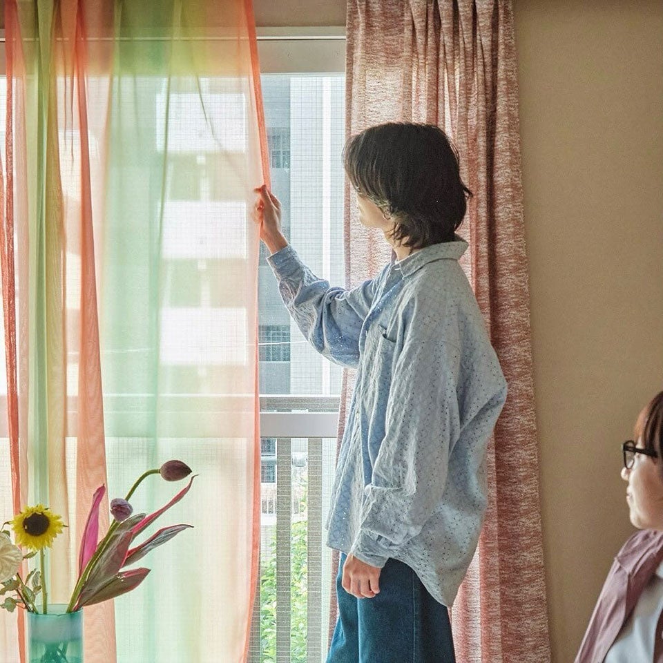 天然素材のようなフシ感のあるナチュラルな薄手の生地にプリントすることで、美しい色彩が重なり、爽やかな透明感のある窓辺を演出します