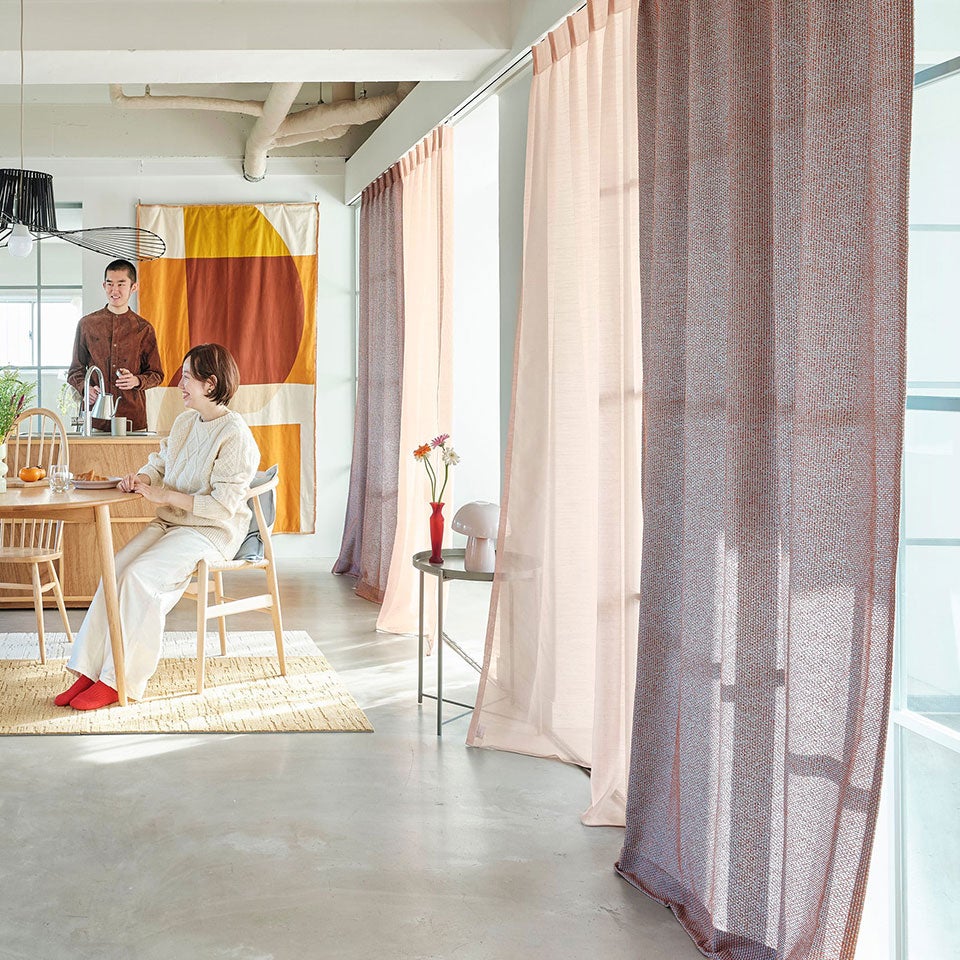 雰囲気のあるファブリックがお部屋にチルなニュアンスを加えてソフトな印象にしてくれます