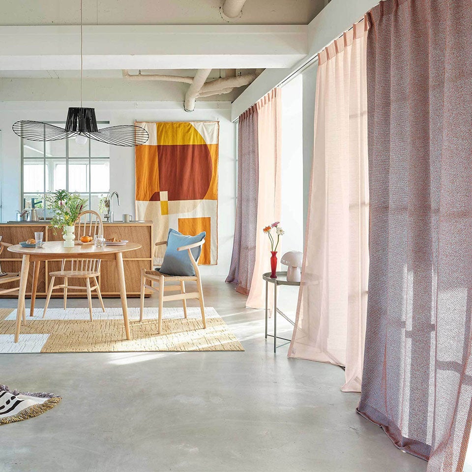 雰囲気のあるファブリックがお部屋にチルなニュアンスを加えてソフトな印象にしてくれます