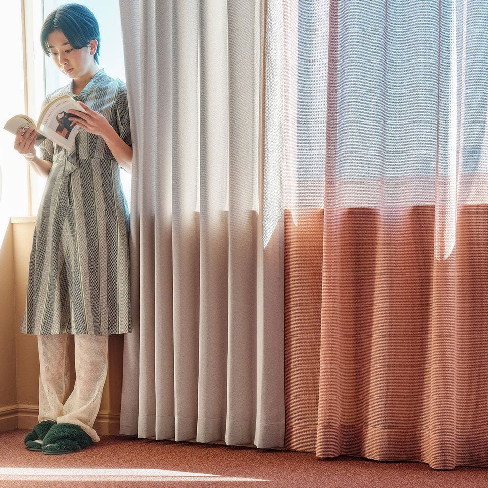 ほどよく光を取り込みながら外からの視線をやわらかく遮り、窓辺に明るさと抜け感をもたらします