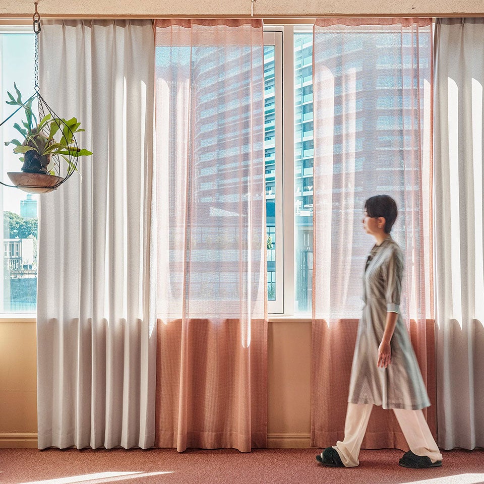 4色の色糸が混ざり合うことで生まれる深みのあるオレンジは、単色では出せない奥行きのあるニュアンスカラーです