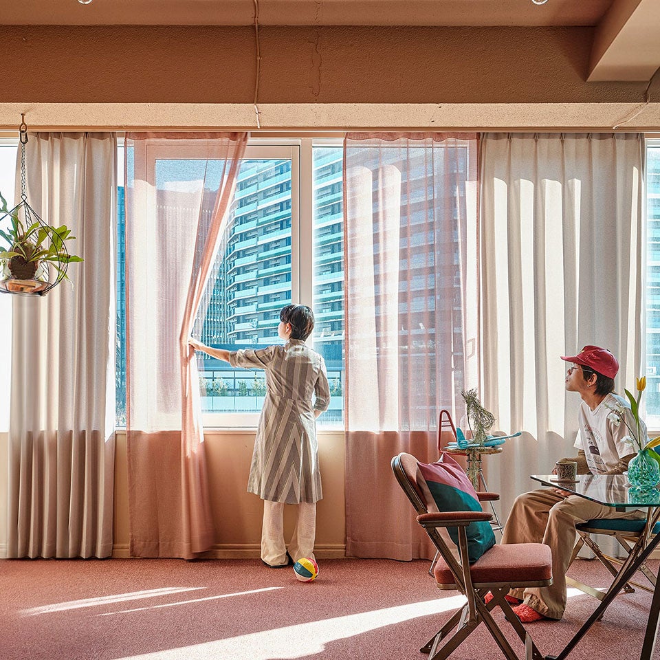 伝統的な織り技術を活かしながら、現代の暮らしにも取り入れやすいデザインとなっております