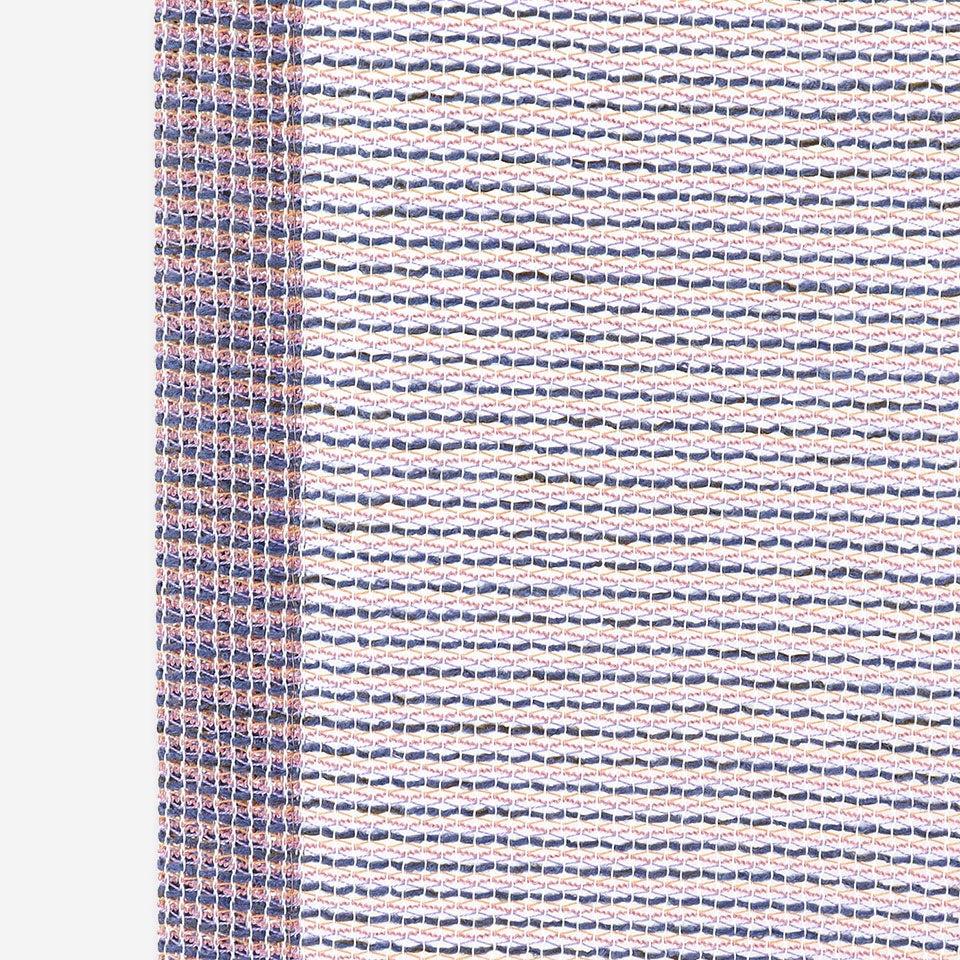 4色の色糸が混ざり合うことで生まれる深みのあるヴァイオレットは、単色では出せない奥行きのあるニュアンスカラーです
