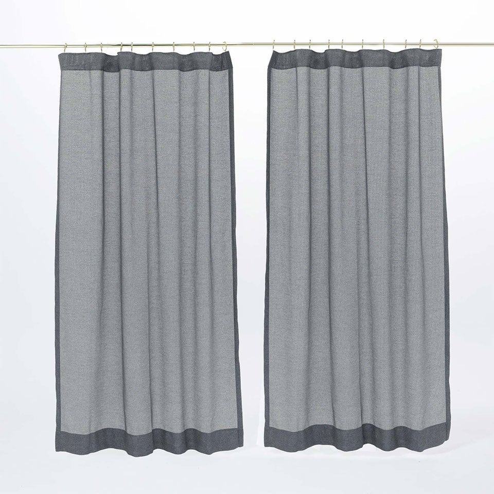 生地の美しさや素材感が楽しめる様にカーテン上部にヒダの無いフラット縫製でお作りします