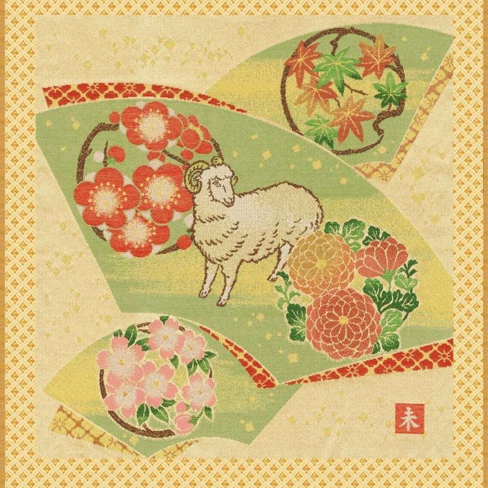 末広がりの形が縁起が良いとされる扇面の中に、羊と春秋の花の丸文様を配しています
