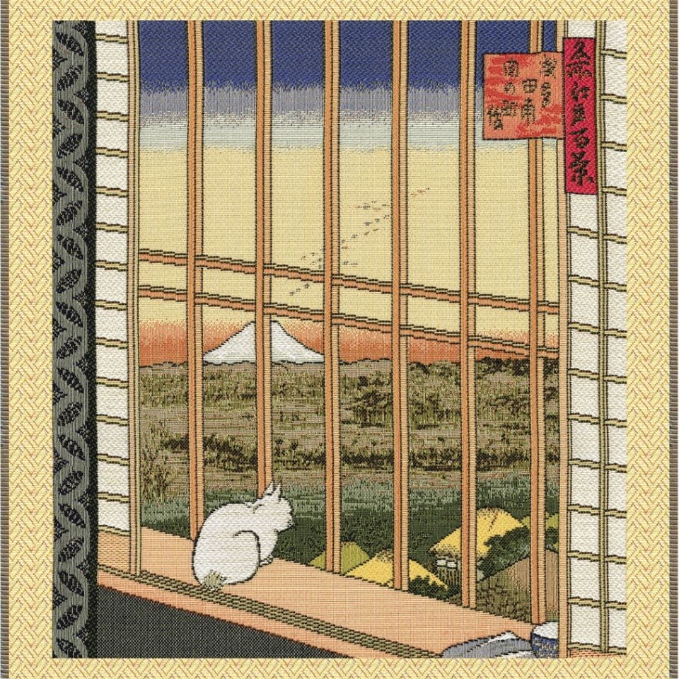 広重最晩年の代表作で、浅草田圃にあった新吉原の格子窓に佇む猫に託すかのように、酉の日に鷲神社祭礼へ向かう人々や夕焼け空を眺めています