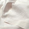 生地拡大画像／刺繍のステッチを思わせる繊細な柄は、プリントではなく織りで表現しています