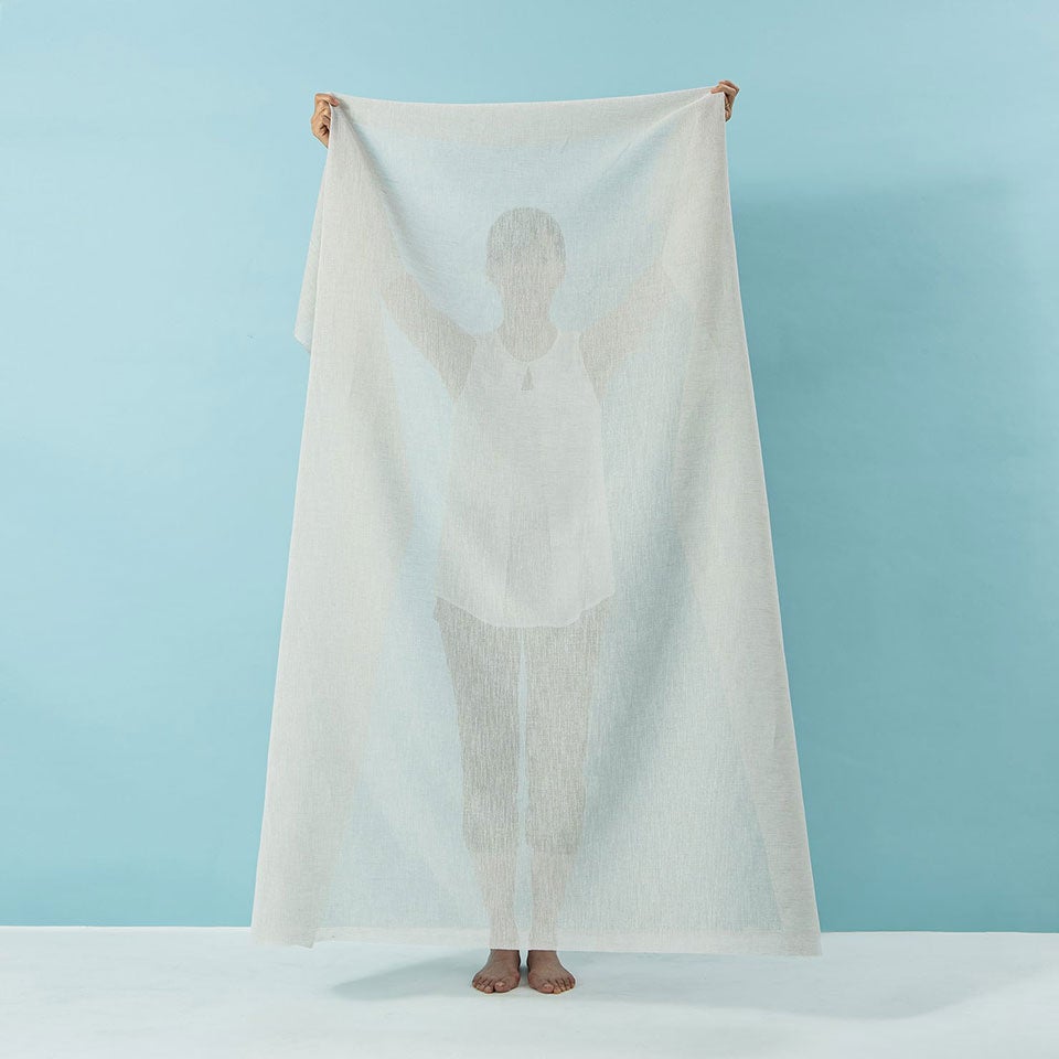 生地画像／ヨコ糸には麻の糸を、タテ糸には、湿度などで伸び縮みしにくいポリエステル素材を用いています※お手入れはドライクリーニングとなります