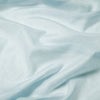 生地拡大画像／ブルーグリーンのやさしい色合いが差し込む光をほんのりと色づけ、窓辺に涼やかな彩りを添えるカラーレースです
